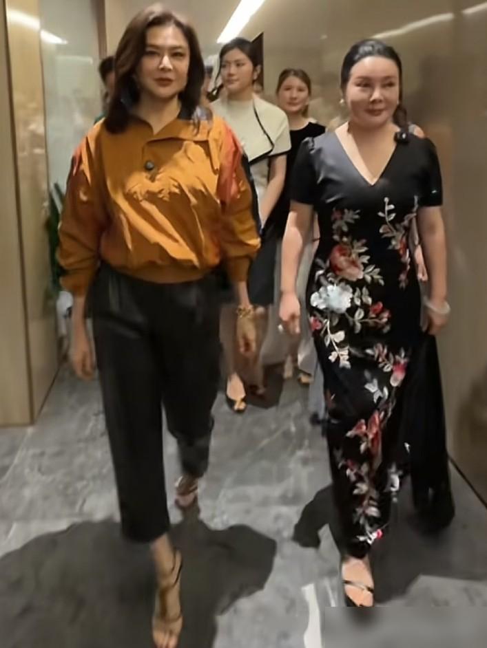 64 岁关之琳现身武汉，一张生图，直接撕碎了冻龄神话。
一身橘色衬衫配高腰裤，身