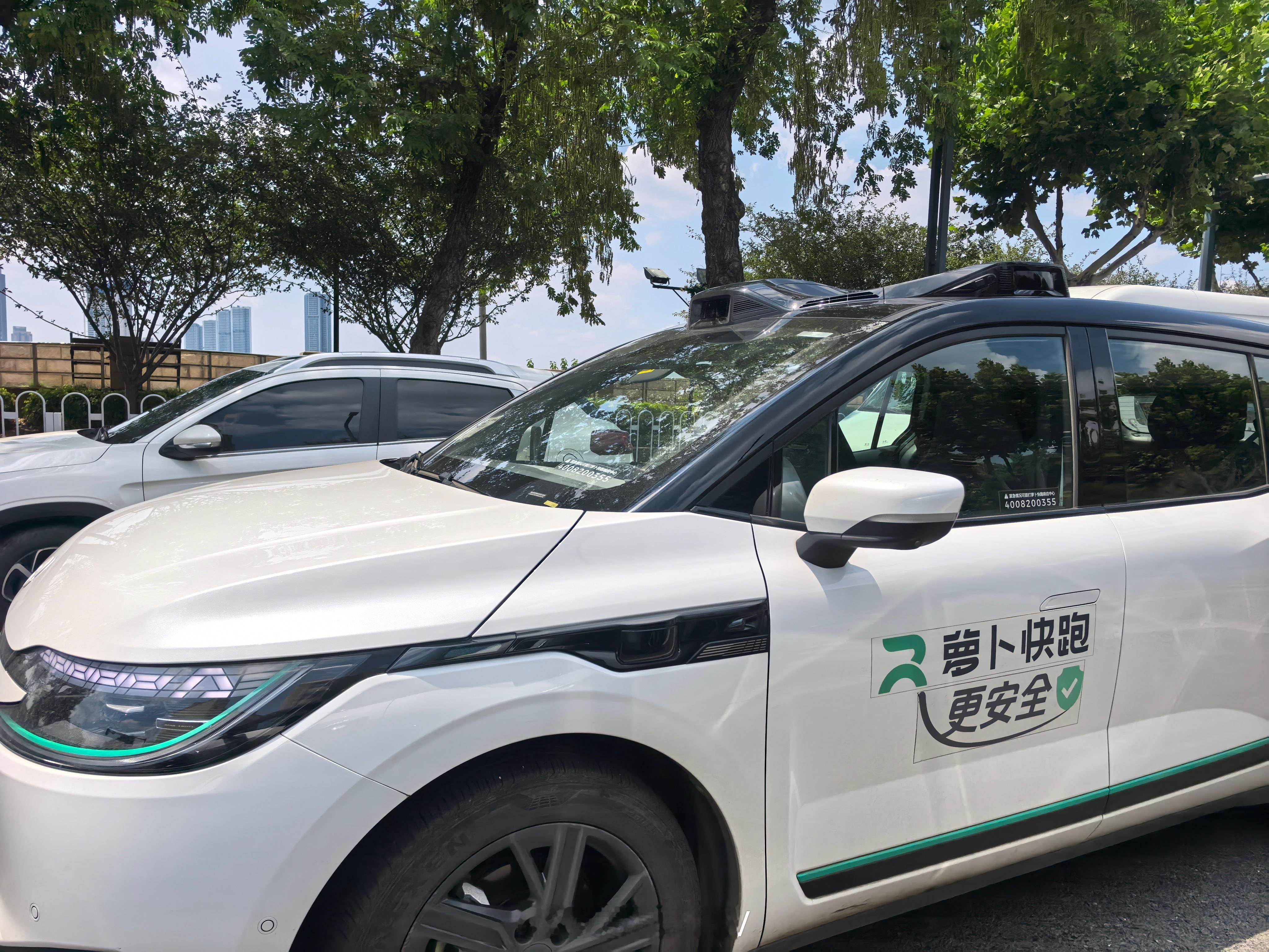 完全无人驾驶的出租车唉，后面还坐着乘客，据说价格很低，有没有试过的朋友？无人驾驶
