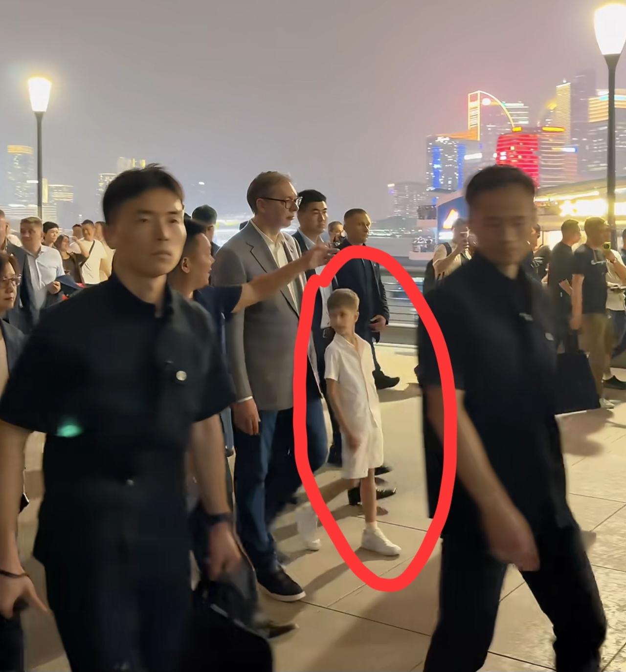 最近，武契奇逛上海外滩，6岁的儿子也在！小家伙穿一身清爽的白色短袖配短裤，五官周