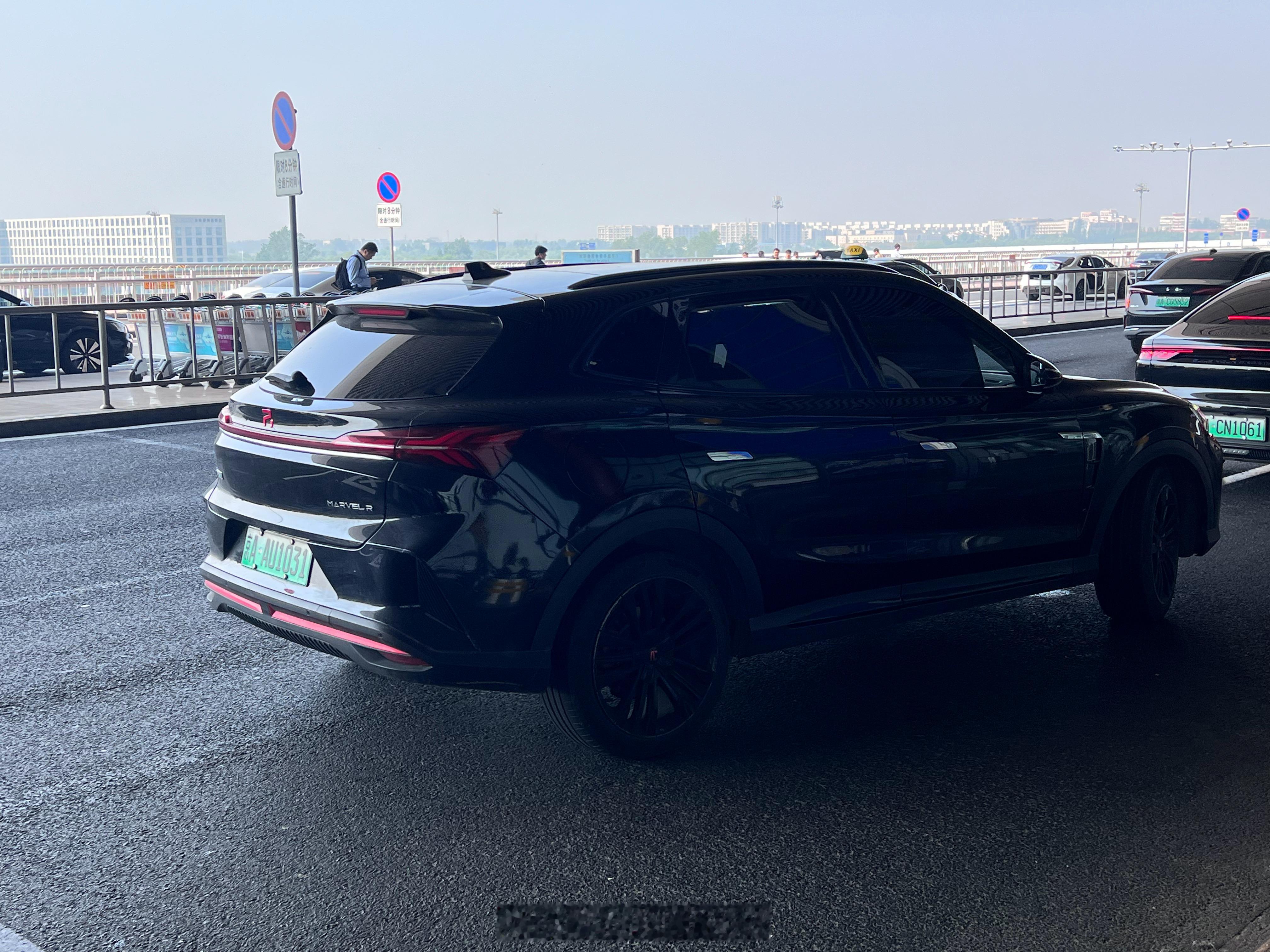 在机场看到一辆飞凡汽车🚗 突然发现路上这车越来越少见了。查了下数据，2025年