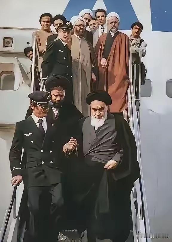 1979年霍梅尼回到伊朗
以为迎来了一个救星
结果却是个大灾星[灵光一闪][灵光