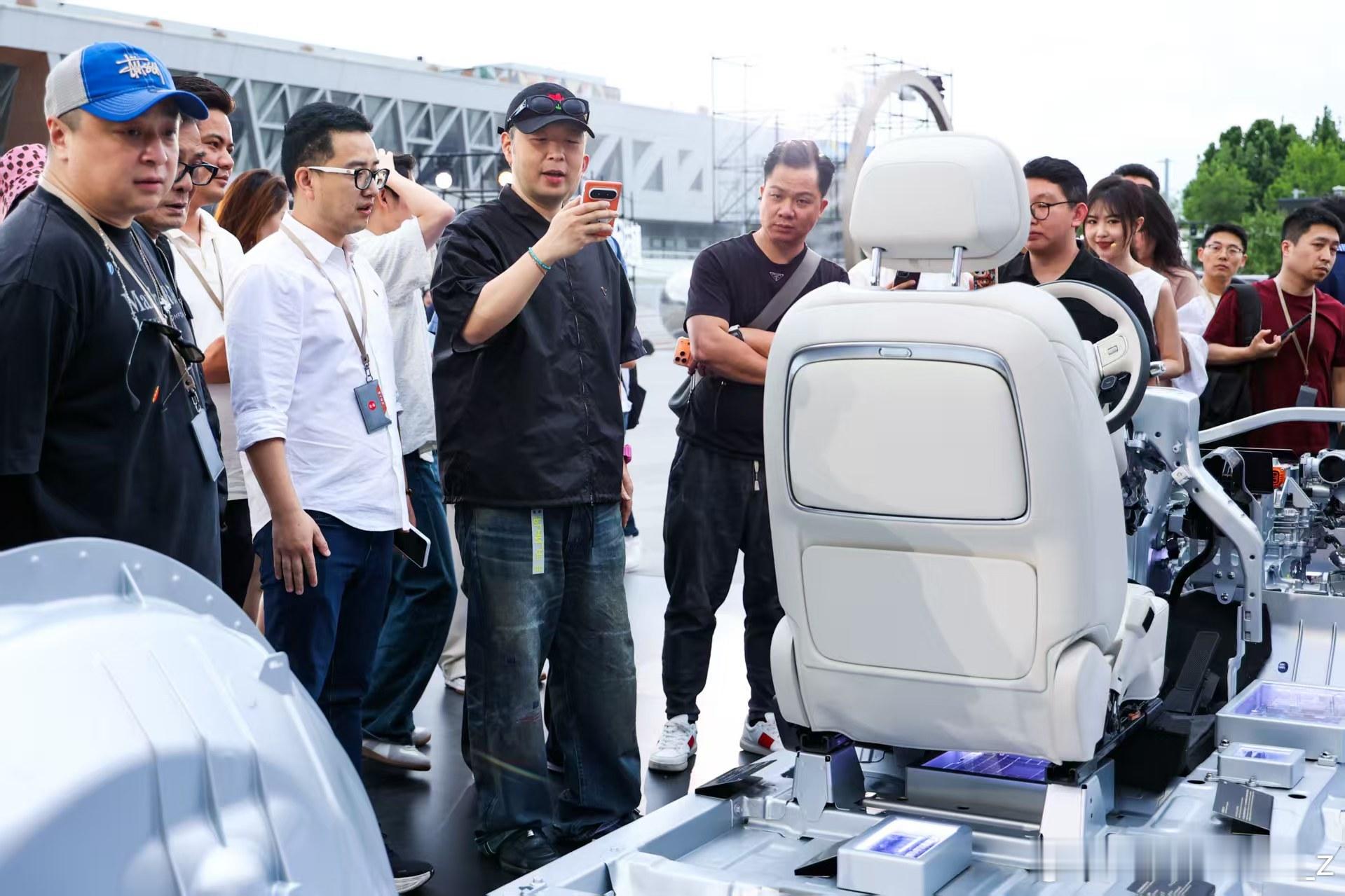 小鹏GX上市发布会热闹出圈！杜海涛、李国麟、董可飞等明星齐聚现场，沉浸式体验GX