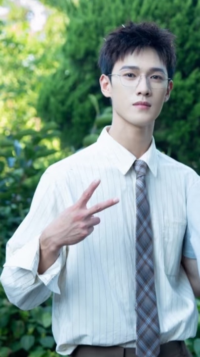 邢武——野草系男主嗯，这张杀青合影就是字面直接描述 