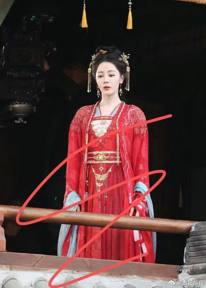 迪丽热巴 红衣路透 ​​​
