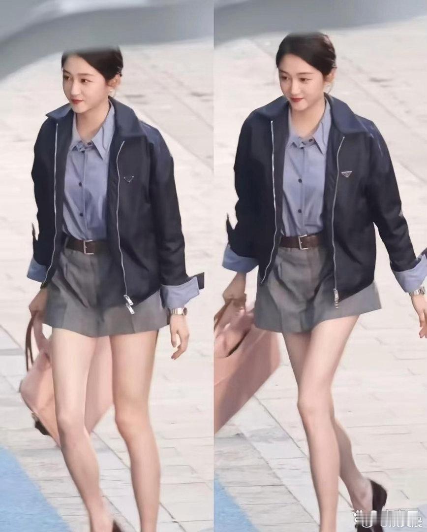 关晓彤拥有令人艳羡的超长美腿，身形比例堪称完美，优越身段天生自带高光气场。 
