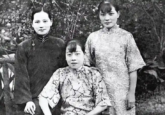 1949年初蒋介石通电下野，退守溪口，但保密局所有行动依旧完全听命于他。眼见国军