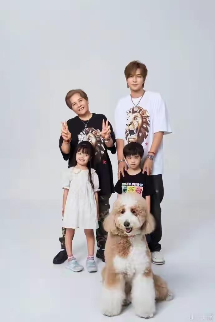 经纪人辟谣罗志祥是自己孩子生父，晒出亲子鉴定报告：没血缘关系。但是罗志祥给两个字