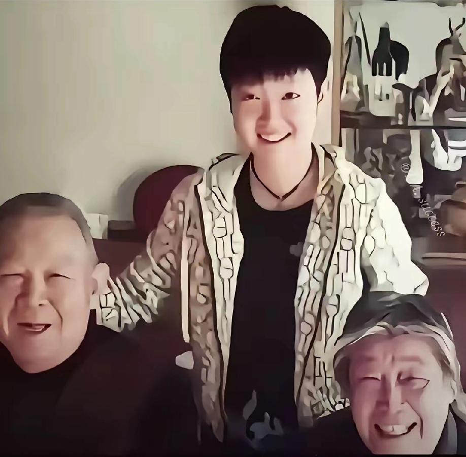 莎莎陪外公外婆的笑容，暖到心里去了！
 
谁看了不羡慕这样的隔辈亲！孙颖莎陪着外