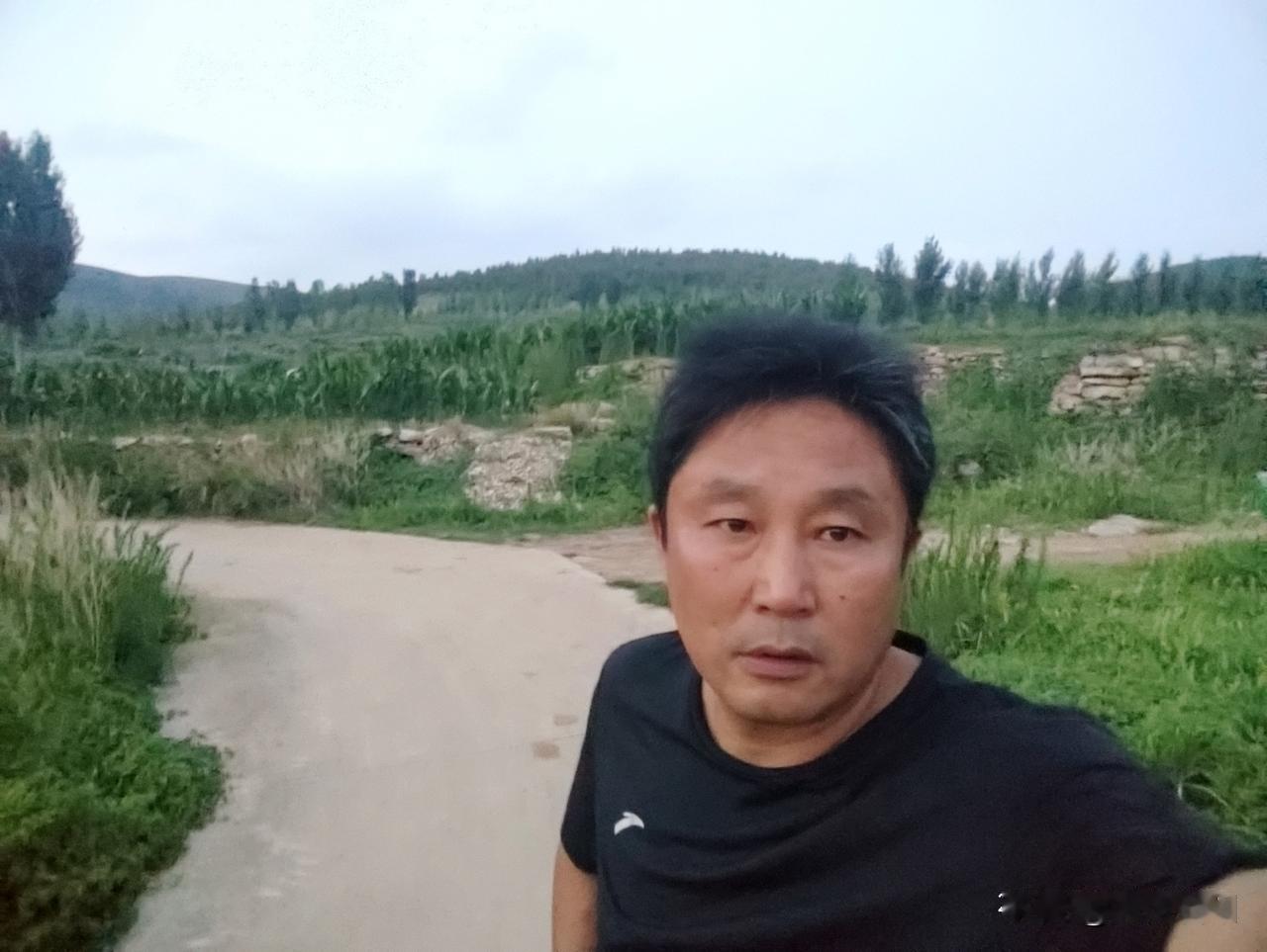 刚在村口的小路上拍了张自拍，身后是绿油油的玉米地，远处的小山包还蒙着一层薄雾。