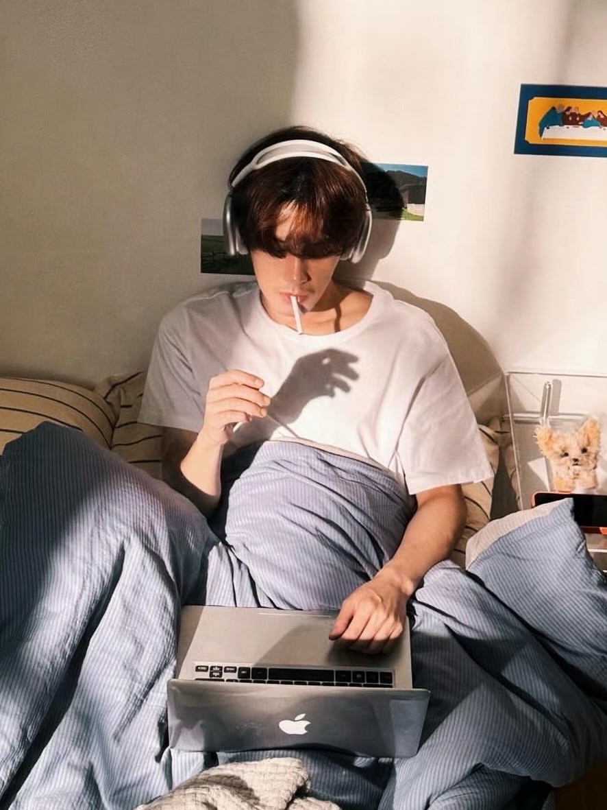 做完后抽根事后烟突然想起还有工作没赶完于是立马拿起电脑赶工作还会告诉你就坐那等着