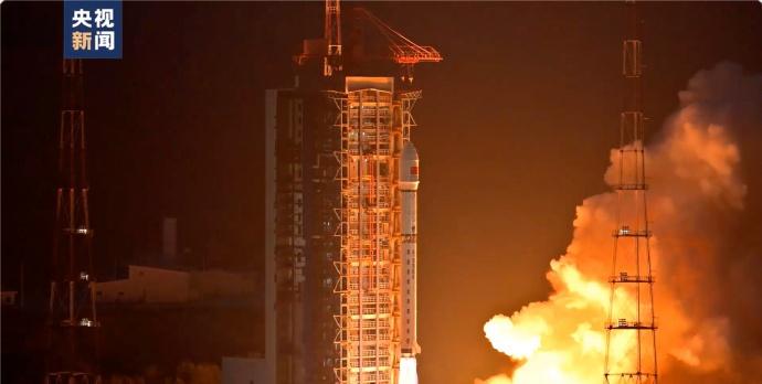火箭发射点亮夜空【转发祝贺！我国成功发射一箭四星[V5]】今天，我国在太原卫星发