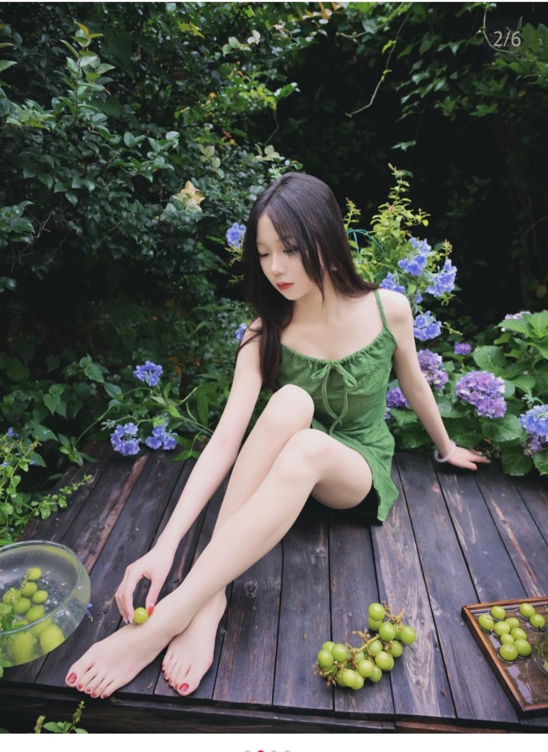 虽然脚很干净漂亮，也不能把它放在脚上呀。