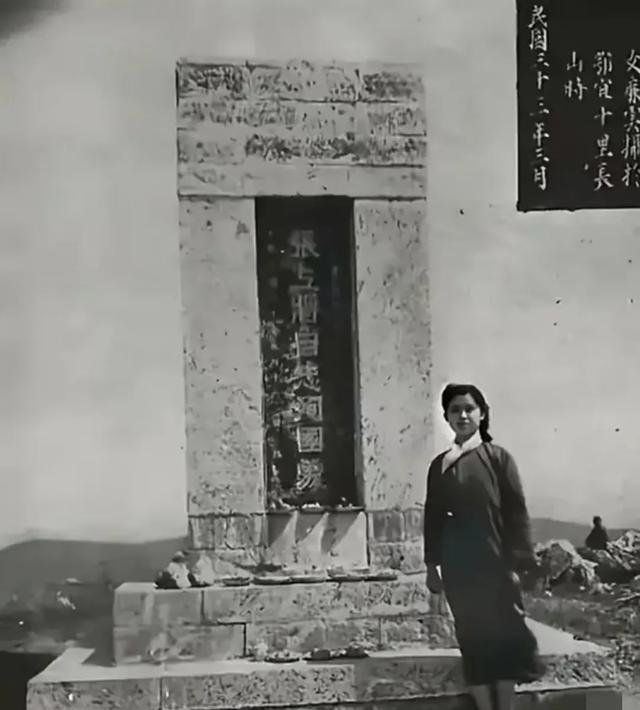 1943年，张自忠将军的女儿张廉云冒着生命危险来到了父亲殉国之处湖北宜城，站在石