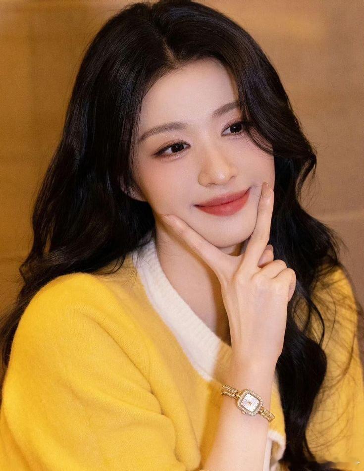 浓颜跟高饱和度色就比较适配。 