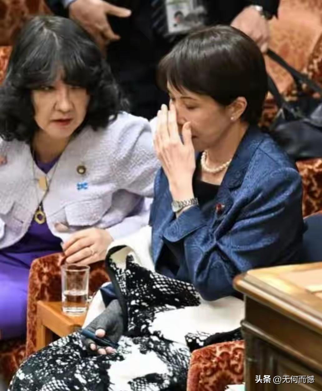 坐在高市身边的这个女子是谁呢？最开始的时候，两个人紧挨着坐在沙发上，高市靠在沙发