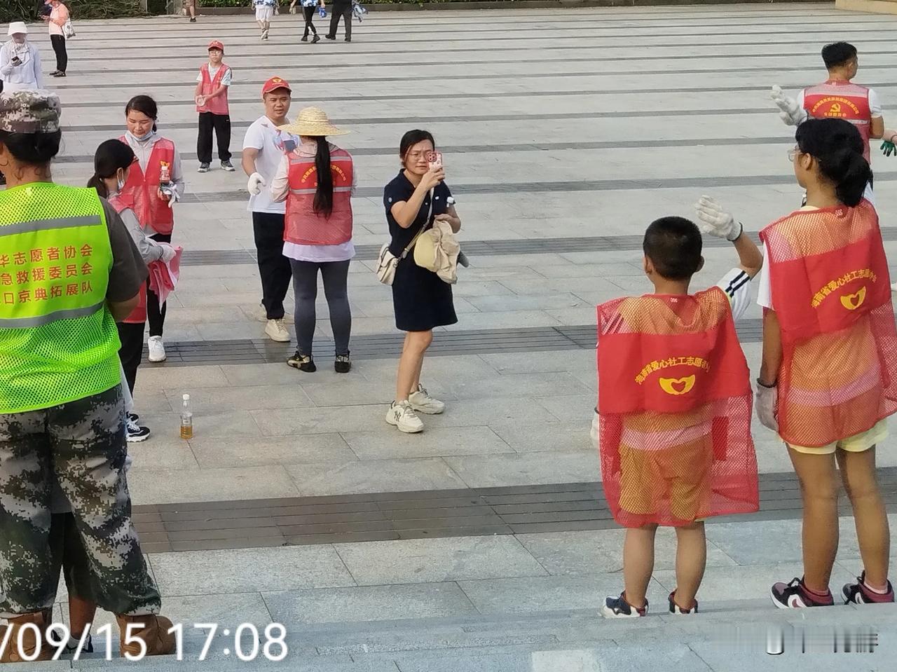 你有资格指挥我么？
​让孩子穿着红马甲出来作秀，然后在金牛岭公园解放海南岛战役烈