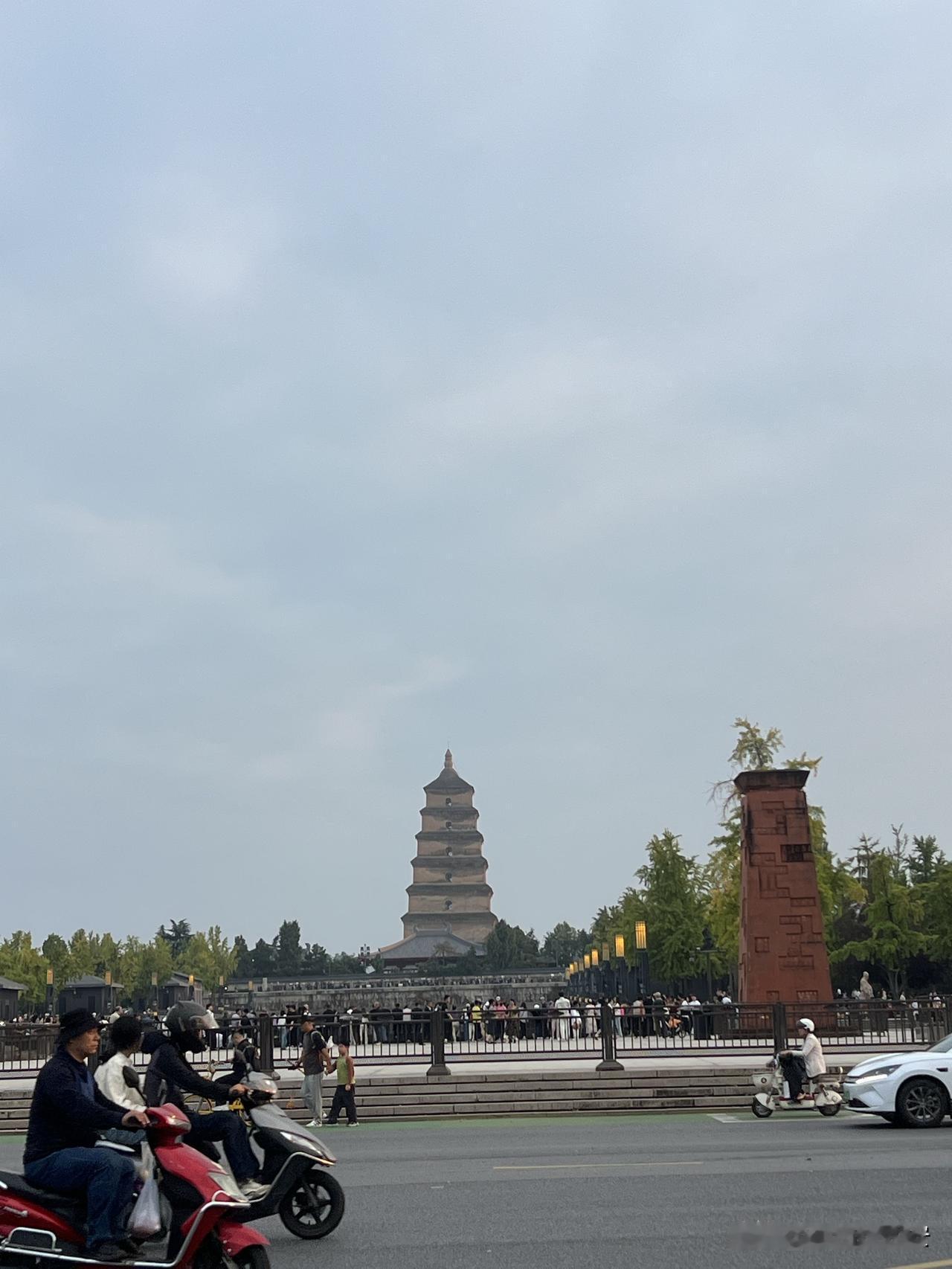 9月29日下午大雁塔北广场实况

距离国庆长假仅有一天

傍晚时分，大雁塔北广场