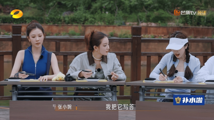 张小婉试卷不能空最少写个解 张小婉考试秒写“答”字，学生时代DNA动了！主打不放