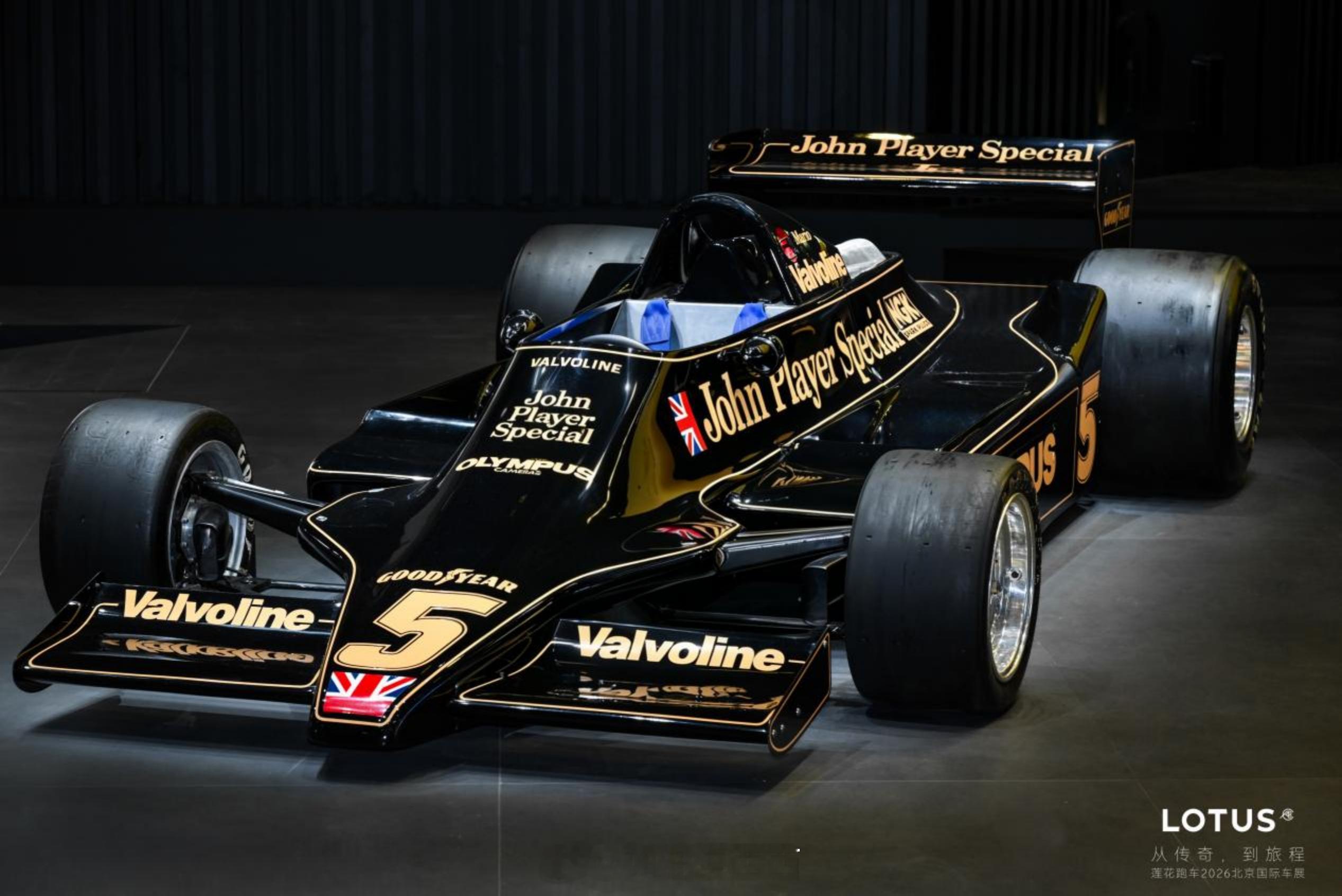 北京车展看到莲花For Me黑金限量版，真的有点挪不开眼。黑金这套配色太有莲花味