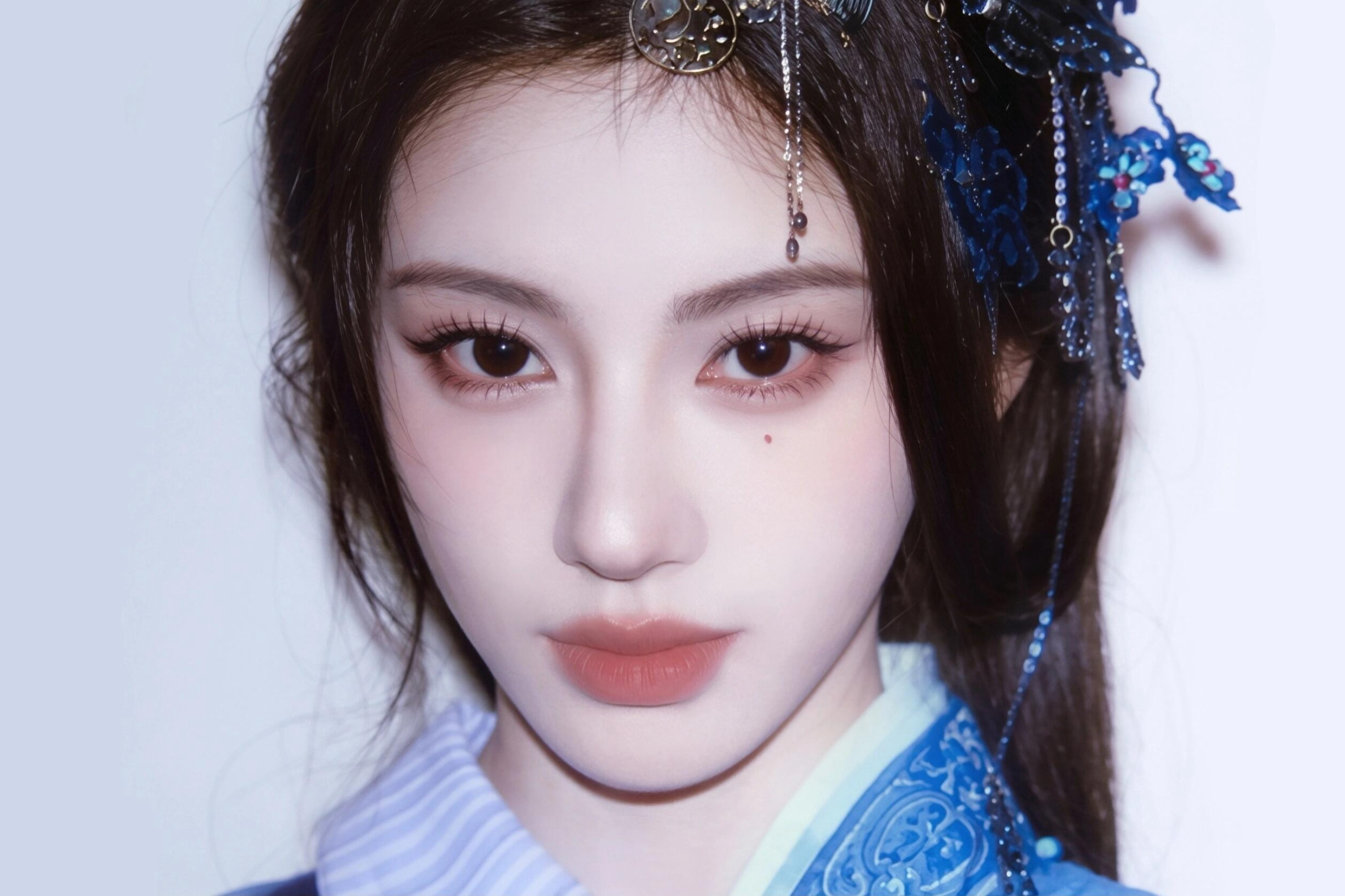 鞠婧祎怼脸的美貌，真神了！（两张图拼接的） ​​​