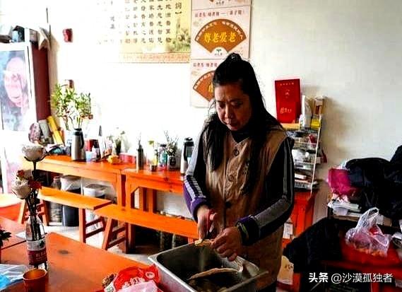 浙江，有一个老板娘，在医院旁开了4年餐馆，不问顾客身份，吃完就走，她也不收钱。看