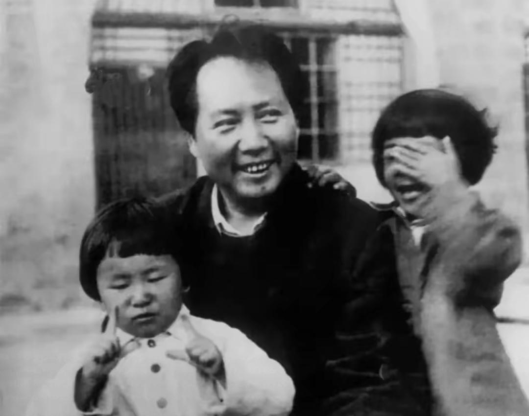 李讷曾由衷地说过，我的父亲毛主席，这辈子最喜欢小孩子。

在延安时期，经常能看到