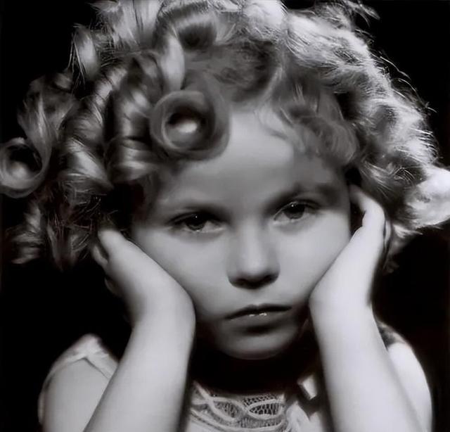 1940年，仅有12岁的好莱坞童星邓波儿，被米高梅的一名制片人骗到办公室，制片人