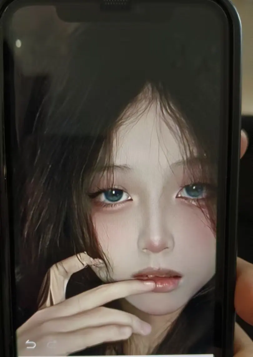 她手机下的我。