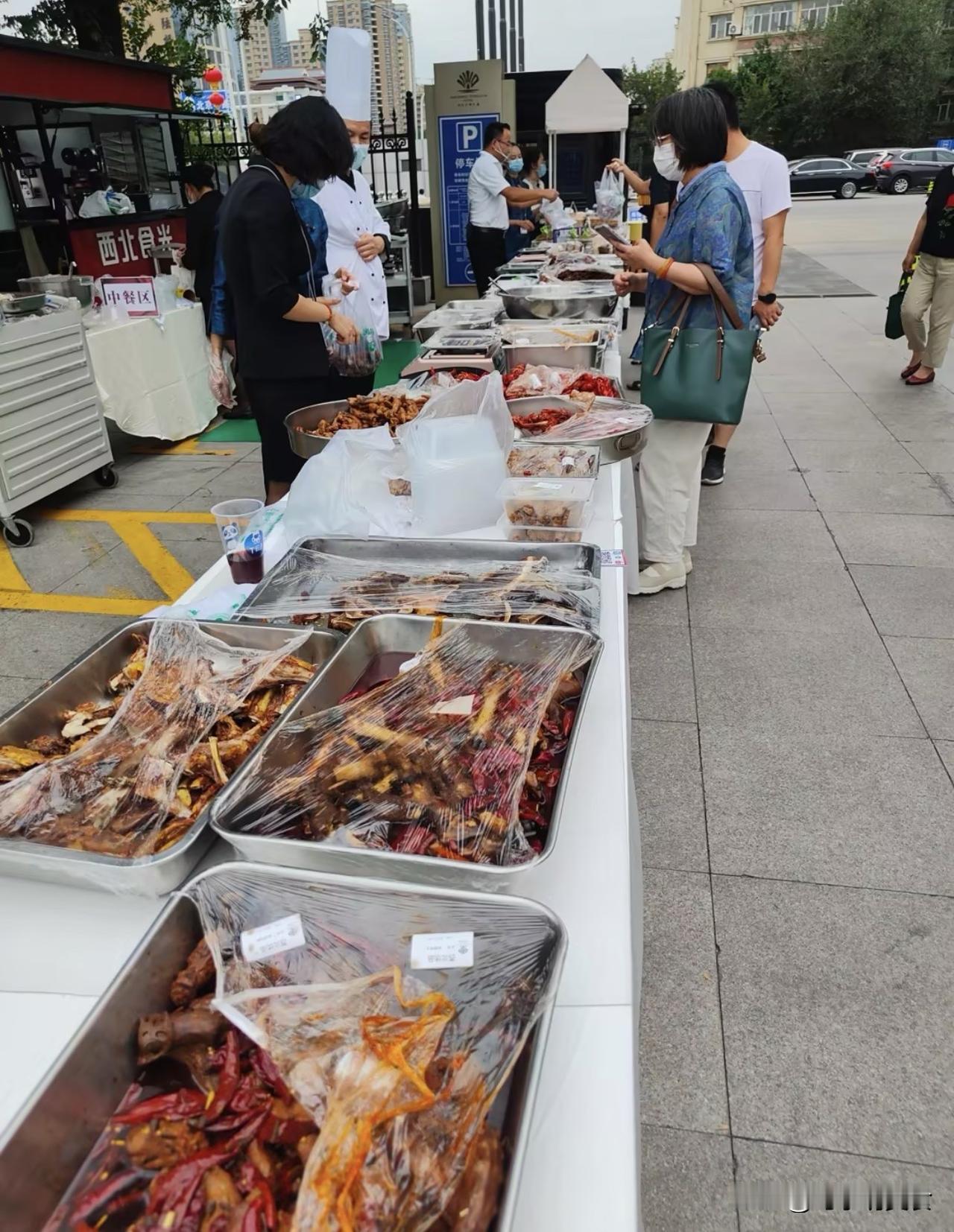 连五星级酒店都开始摆摊了，烟火气拉满！

最近走在乌鲁木齐街头，明显发现街边的商