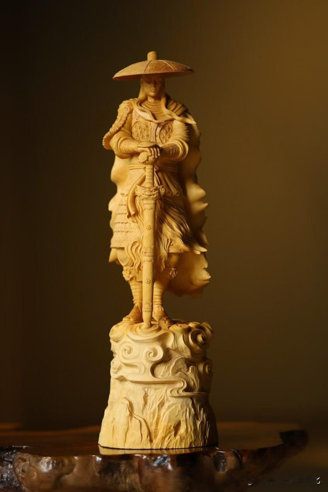 很多侠客题材，都在拼“锋芒”。
但真正高级的侠气，反而是从容。

这尊黄杨木《侠