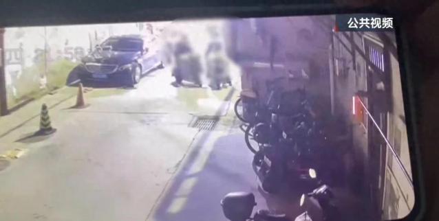 太离谱了！北京通州，一名男子对陌生女子一见钟情，在被对方明确拒绝之后，依旧不肯收