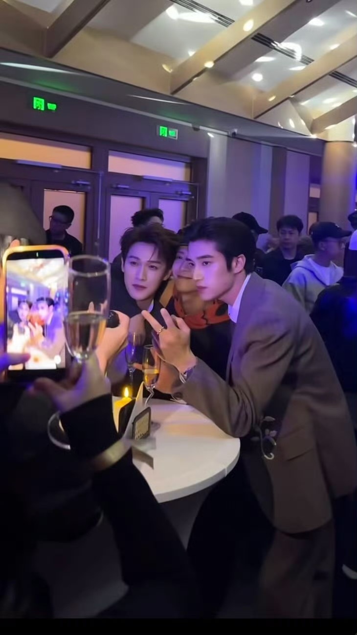 李昀锐王嘉尔张康乐合照，如此权威的三张脸在合影，能不能速速把原图发出来[拜托] 