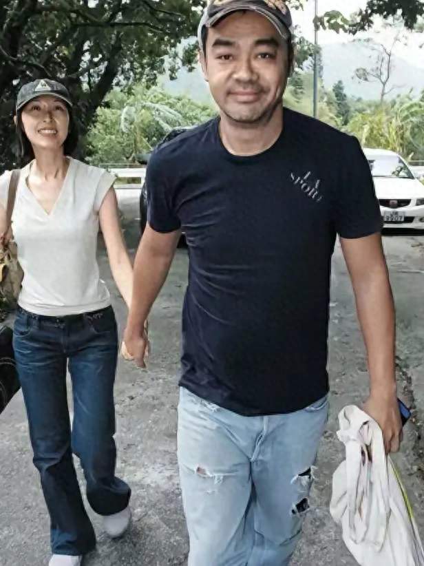 刘青云突然抱住郭蔼明说＂我们离婚吧＂郭蔼明一下子懵了！