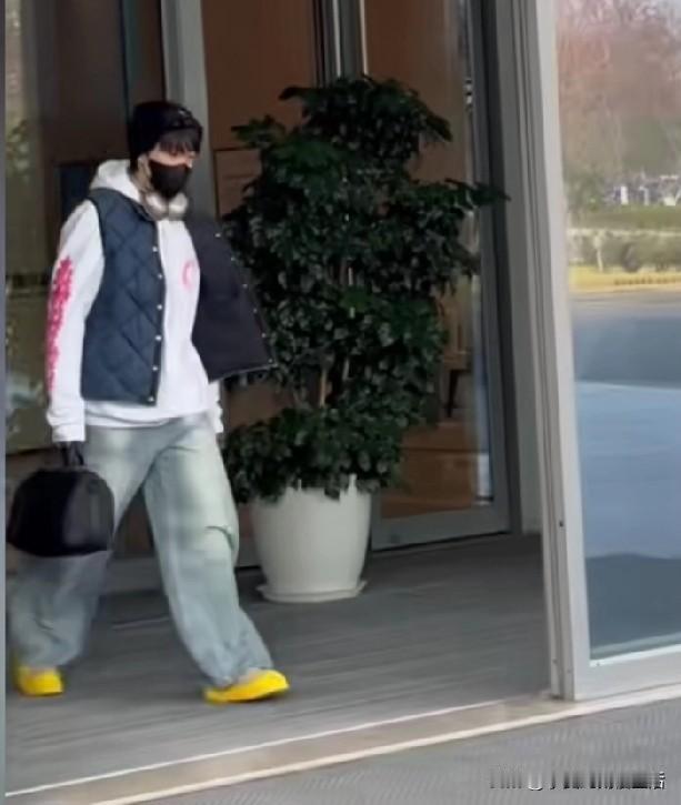 王楚钦参加南京乒超总决赛。他已经上了山东魏桥俱乐部的车。穿着他喜欢的克罗沁白色T