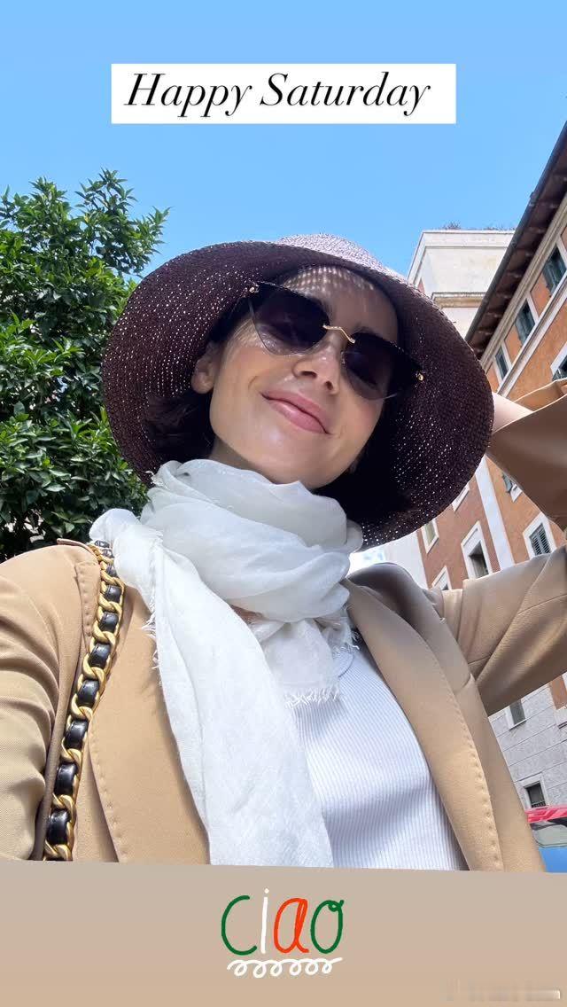 Lily collins莉莉柯林斯分享在罗马不用上班的周末：做做facial晒晒
