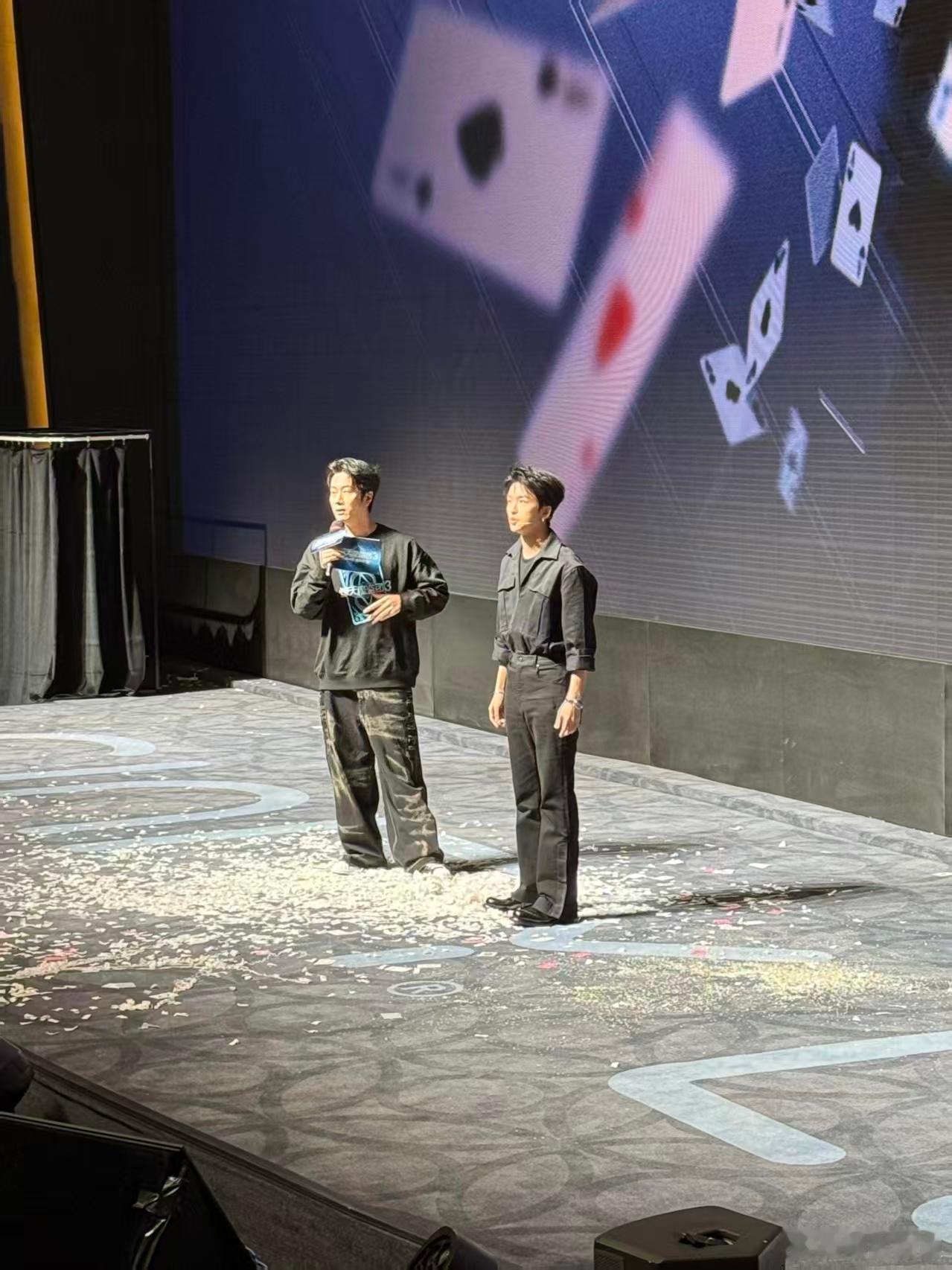 九年等一回的魔盗盛宴！黄子弘凡现场开唱中文推广曲《替天行盗》，魔幻曲风混搭穿透力