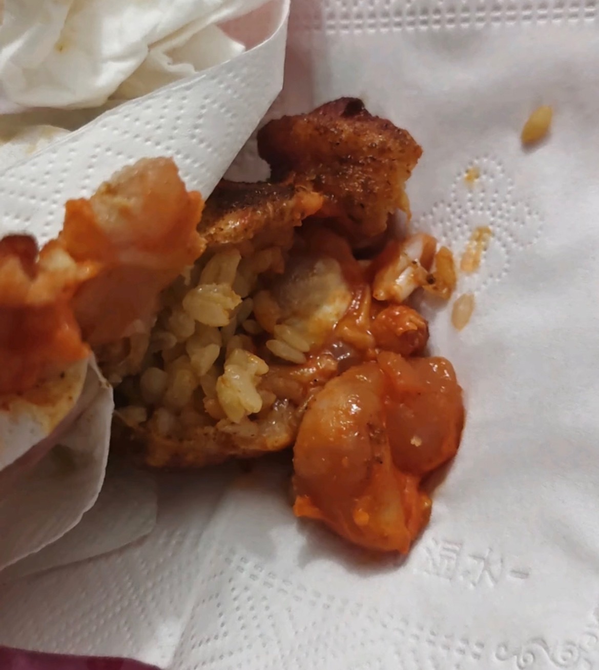 【玉林某门店鸡翅包饭没熟商家还不承认】8月8日凌晨，网友爆料称：玉林市某炸薯店，