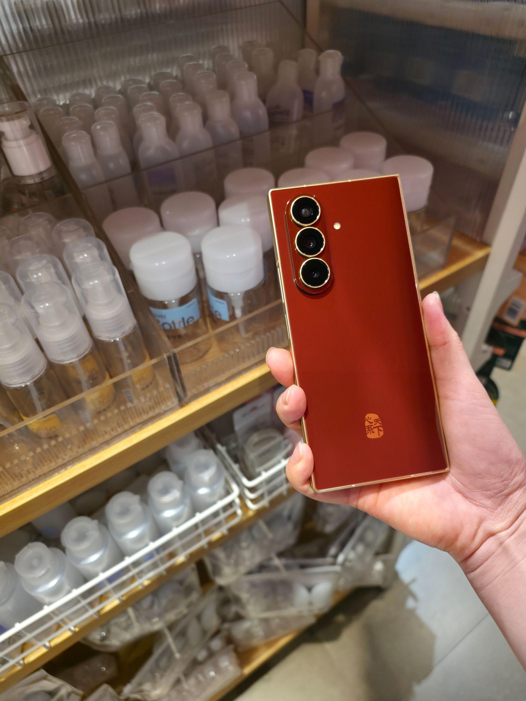 新年拍照就选三星W26，2亿像素原图直出不用修，天通卫星通信超放心