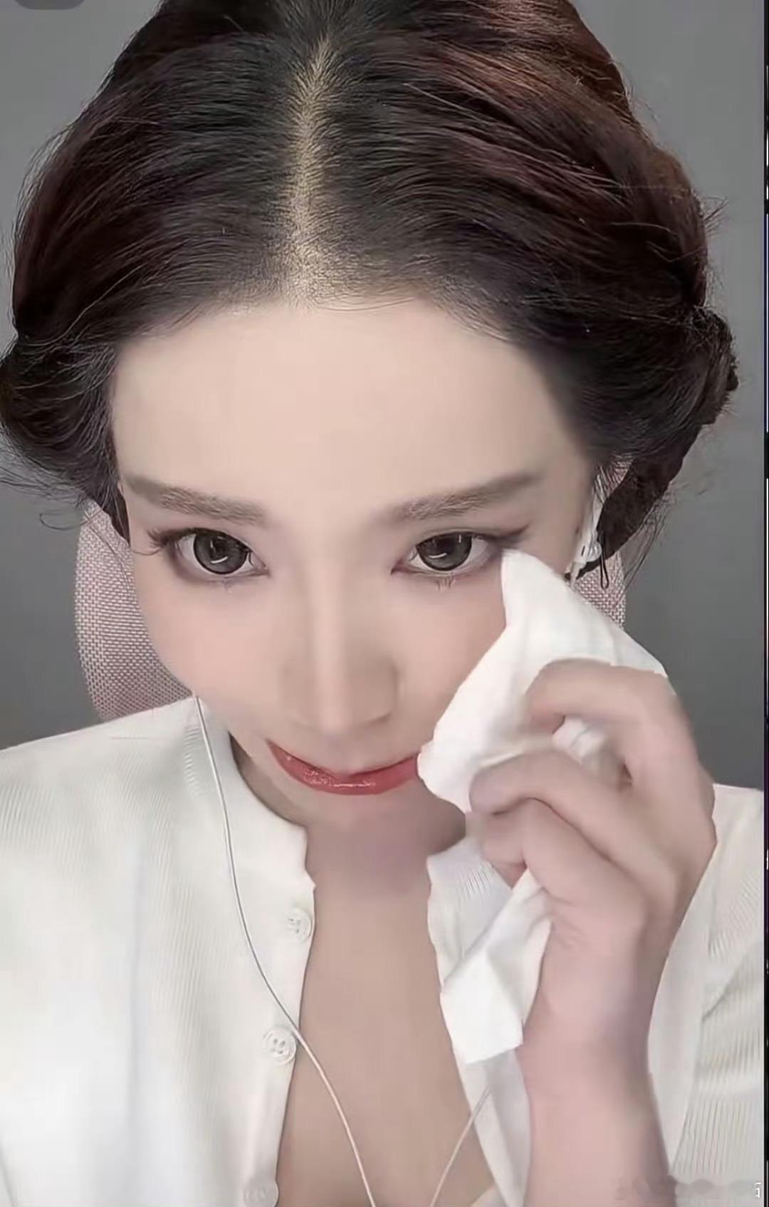 迅猛龙假哭，眼泪还没我打哈欠流得多，主打一个演给镜头看～ 