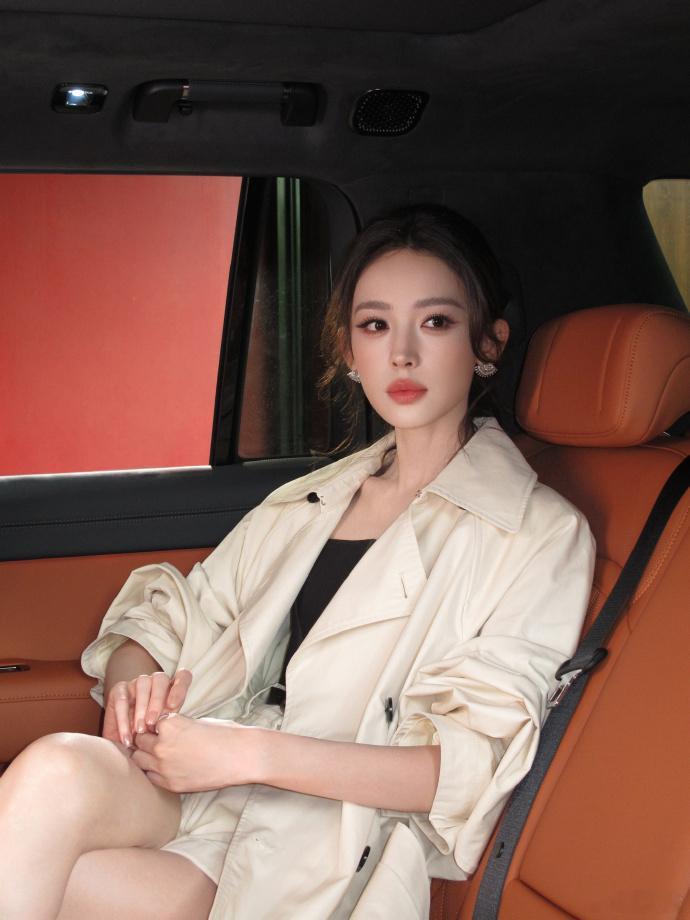 娜扎眼疾恢复后状态看到姐姐恢复后状态这样好就放心了，一身风衣在车展亮相将帅气和美