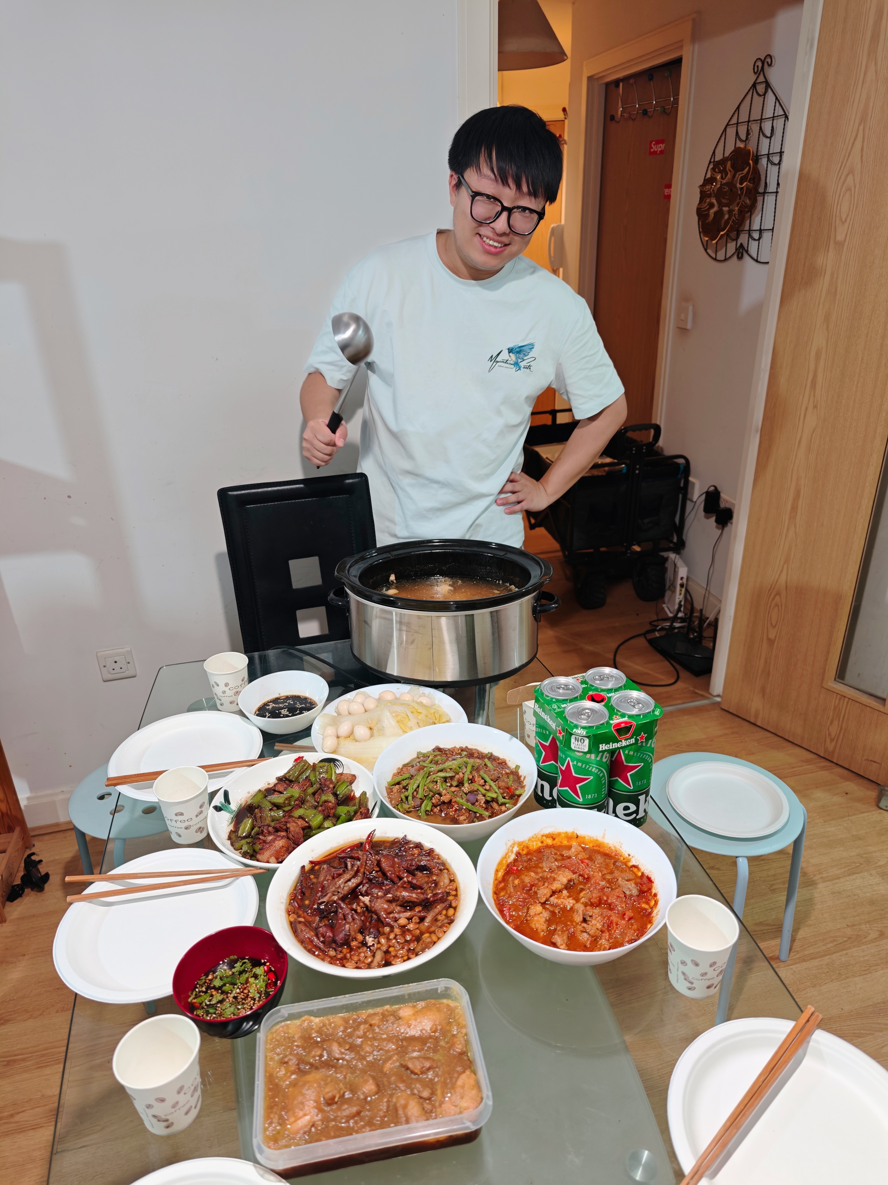 今天bro下厨 给一大家子人做了一大桌菜红烧鸡爪+辣椒炒肉+茄子豆角+白灼白菜+