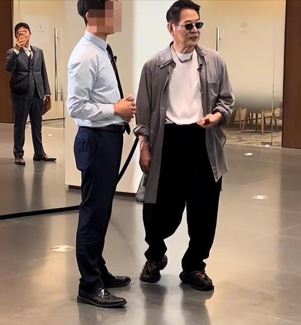 丰台偶遇李连杰提车偶遇李连杰提车北京丰台偶遇李连杰提车，远远看了一眼 是他吧[哇