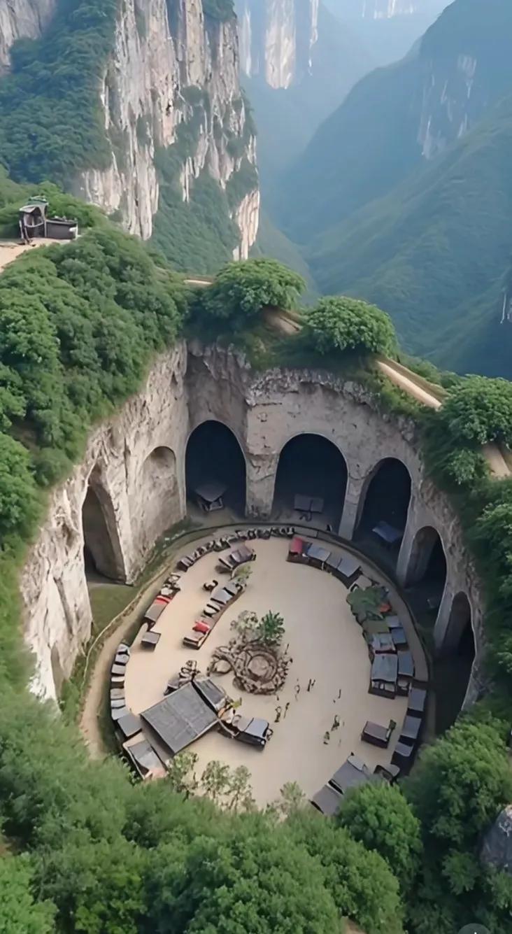 置身悬崖洞穴，享受自然与宁静的完美融合洞里景很美 别有洞天美如画