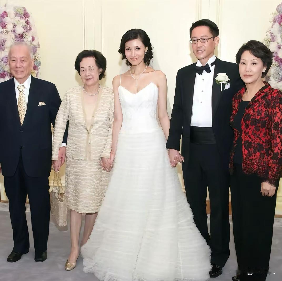 这张2008年的婚礼合照，现在看简直像一部豪门现实剧。

李嘉欣穿着婚纱站在C位