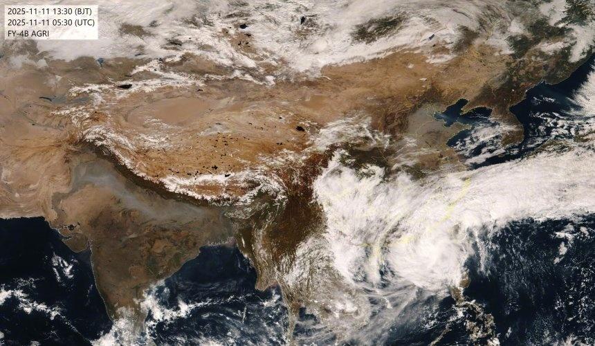 今天台风凤凰云系笼罩南方大部，华南前几天30度以上燥热的天气在大风中彻底消失；北