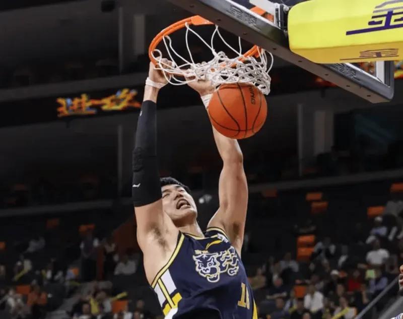 焦泊乔是不是被杜峰骂的自闭了？
看他的比赛，低头皱眉毛，眼睛里透着股狠劲。
封盖