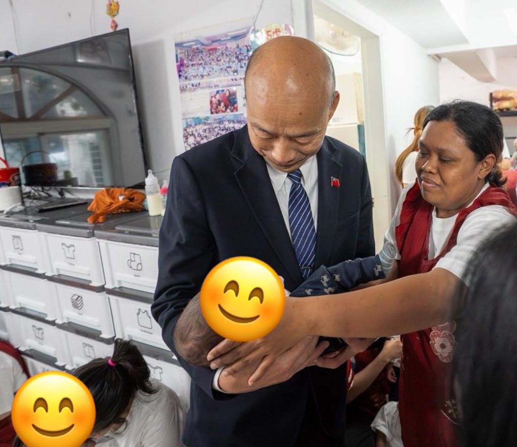 韩国瑜关心黑户宝宝。日前，韩国瑜与国民党台北市松山、信义区议员拟参选人许原荣一同