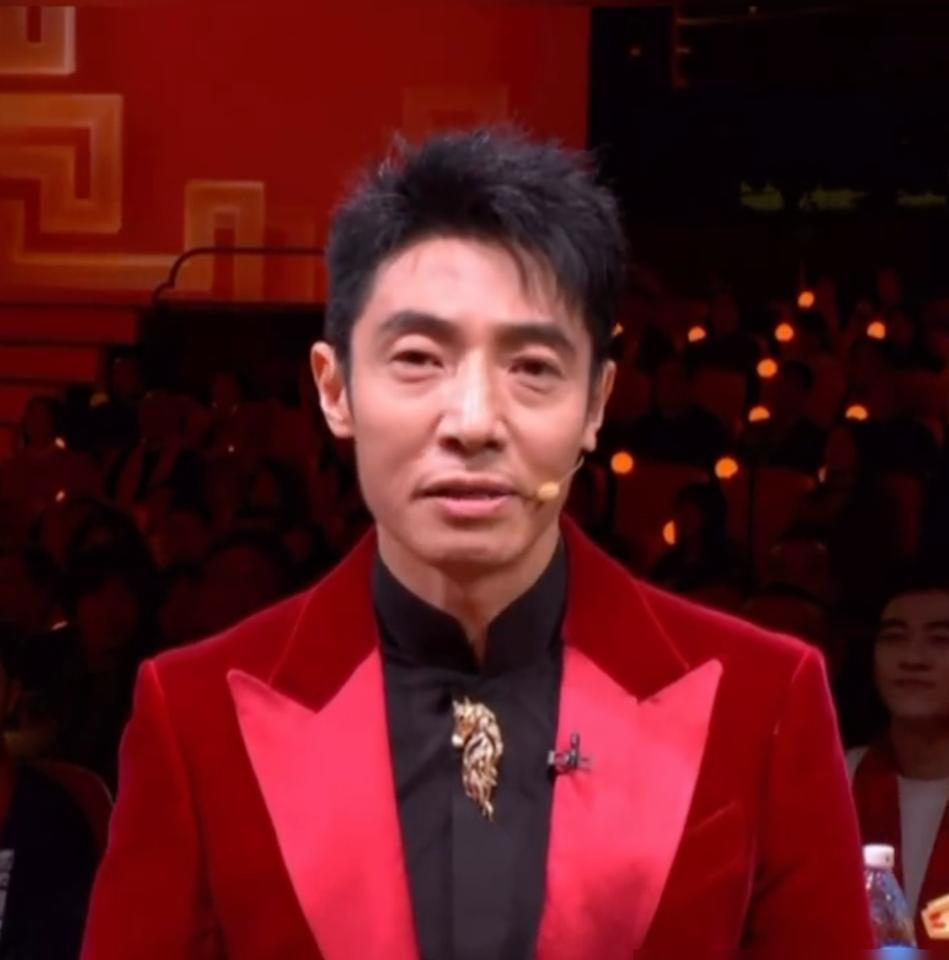 沈腾春晚嘴瓢，一句“我还想来主持”瞬间把脸憋成猪肝色！
马丽低头狂抖，白鹿宋威龙