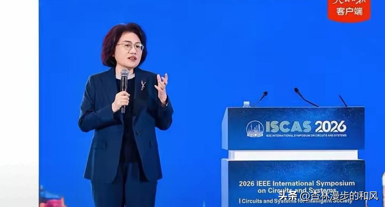 刚刚，华为扔出一枚“芯片核弹”！不跟美国拼制程，直接换赛道了！
​就在今天（5月