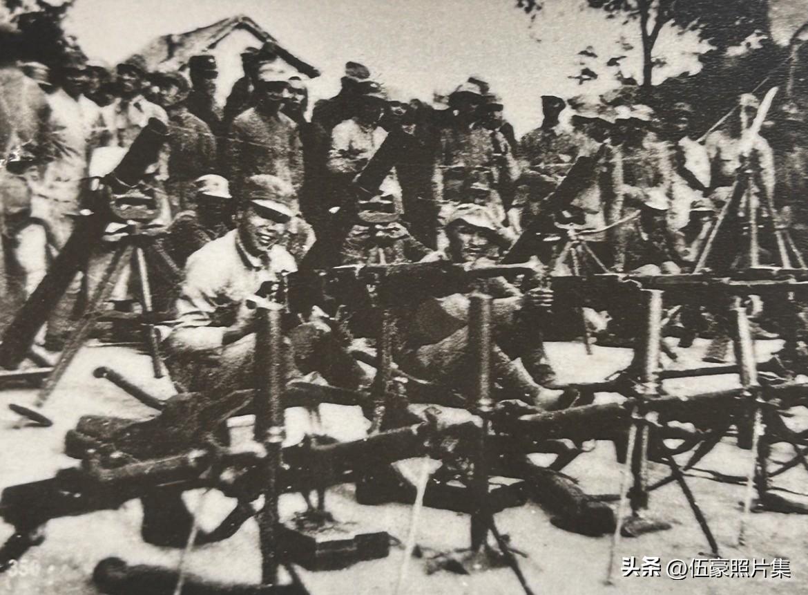 1941年8月，八路军第129师385旅旅长陈锡联（前排左一）与部分指战员在一批